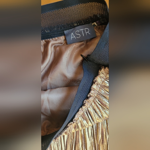 ASTR gold midi skirt - Picture 2 of 4